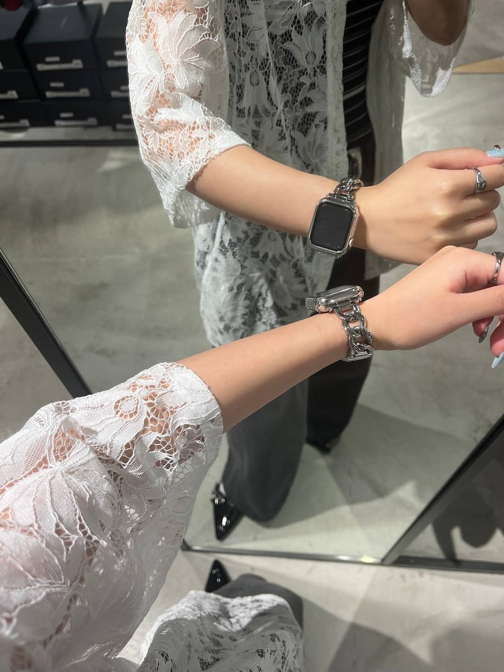 ブラック系のデニムパンツ、ホワイト系のシャツ/ブラウス、ブラック系のTシャツ/カットソーを着用したレディースの夏コーディネートの3枚目の写真