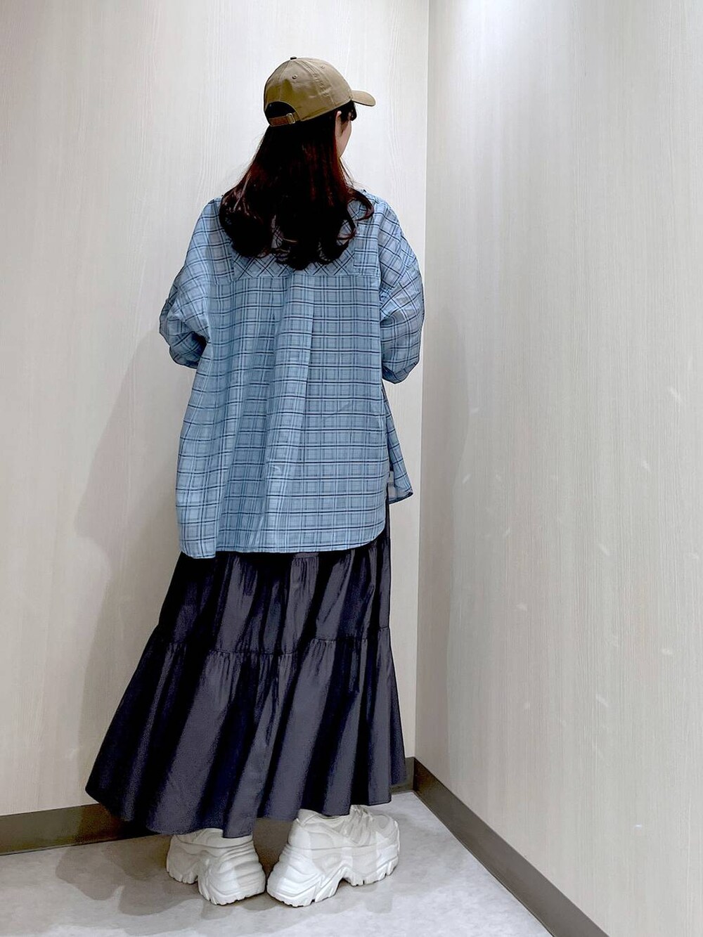 ホワイト系のスニーカー、ブルー系のシャツ/ブラウス、グレー系のワンピースを着用したレディースの春コーディネートの5枚目の写真