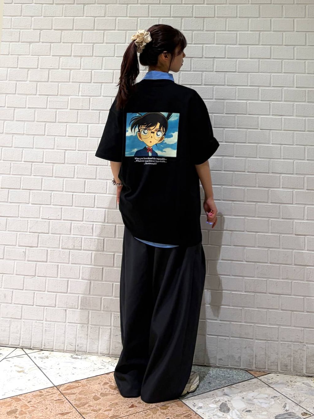 グレー系のその他パンツ、ブルー系のシャツ/ブラウスを着用したレディースの春コーディネートの4枚目の写真