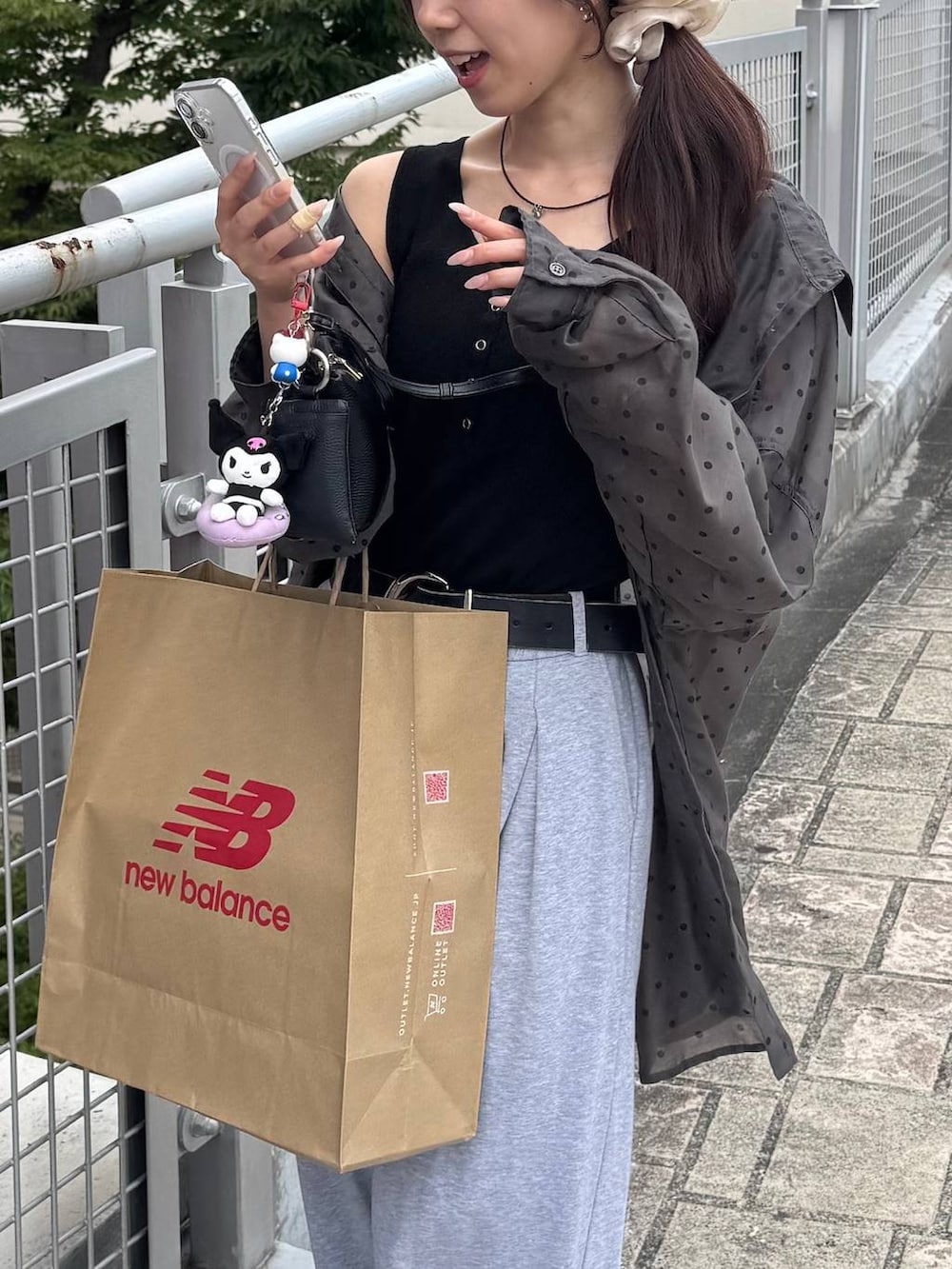 その他のシャツ/ブラウス、ブラック系のベルト、その他のキーホルダーを着用したレディースの夏コーディネートの4枚目の写真