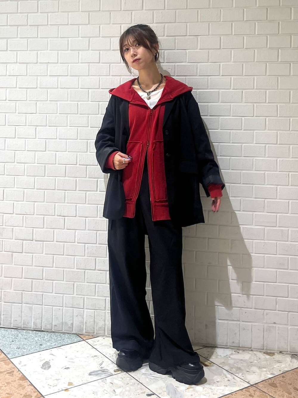 ブラック系のブーツ、グレー系のボストンバッグ、ブラック系のスラックスを着用したレディースの秋コーディネートの5枚目の写真