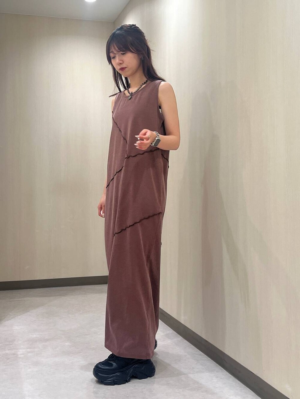 「着痩せ・細見え、ヘルシー、カジュアル、骨格ウェーブ、ワンピース、ネックレス、スニーカー、ノースリーブ」｜「PAGEBOYの<高畠百加着用アイテム>ハートマンテルネックレス2（ネックレス、ブラック系）」を使った、きゃぷさん（レディース・157cm）の夏コーディネートの4枚目の写真