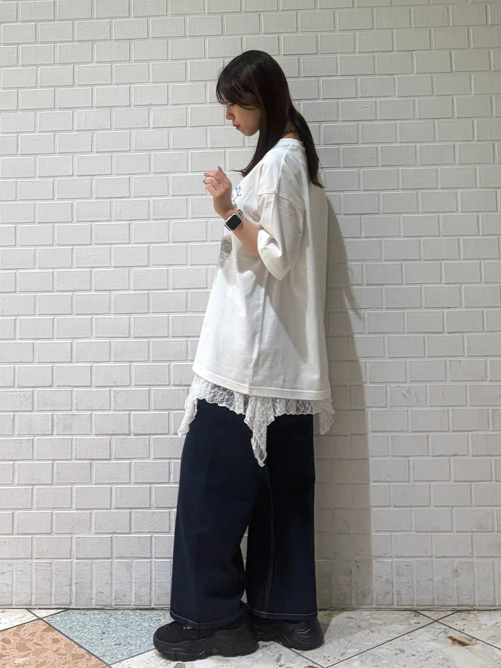 ホワイト系のTシャツ/カットソー、ブルー系のデニムパンツ、ホワイト系のTシャツ/カットソーを着用したレディースの夏コーディネートの3枚目の写真