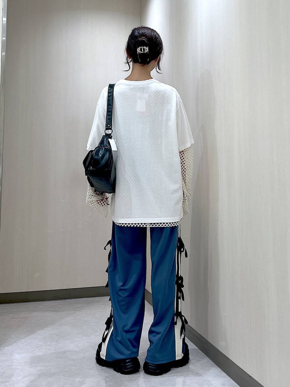 ブラック系のスニーカー、ホワイト系のTシャツ/カットソー、ブルー系のその他パンツを着用したレディースの夏コーディネートの3枚目の写真