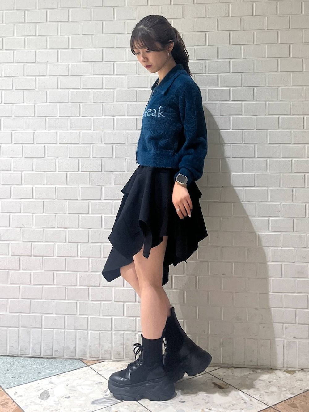 ブラック系のブーツ、ブラック系のベルトを着用したレディースの秋コーディネートの5枚目の写真