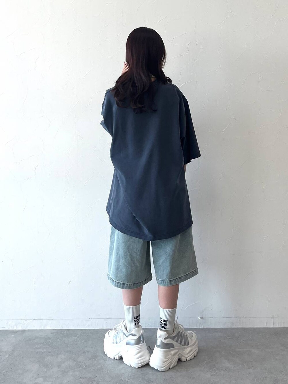 ホワイト系のスニーカー、ブルー系のその他パンツ、ブルー系のTシャツ/カットソーを着用したレディースの春コーディネートの3枚目の写真