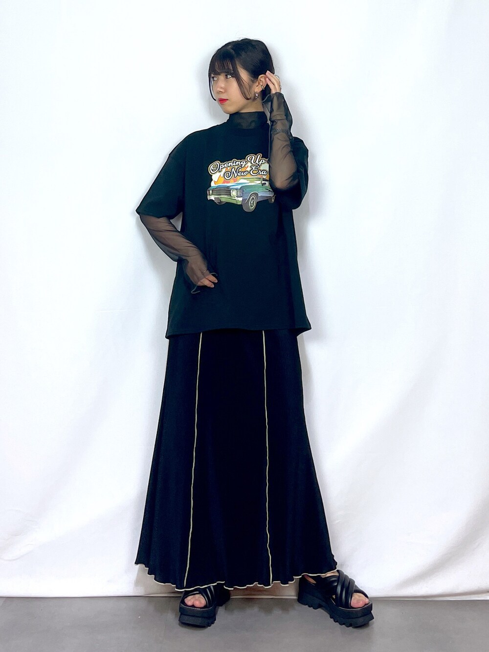 ブラック系のTシャツ/カットソー、ブラック系のTシャツ/カットソー、ブラック系のスカートを着用したレディースの夏コーディネートの2枚目の写真