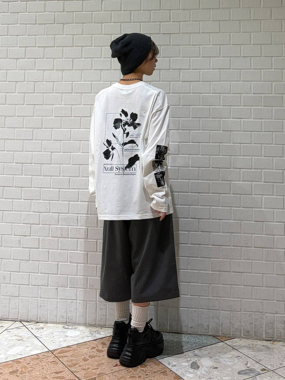 ホワイト系のスニーカー、ホワイト系のTシャツ/カットソー、グレー系のテーラードジャケットを着用したレディースの春コーディネートの9枚目の写真