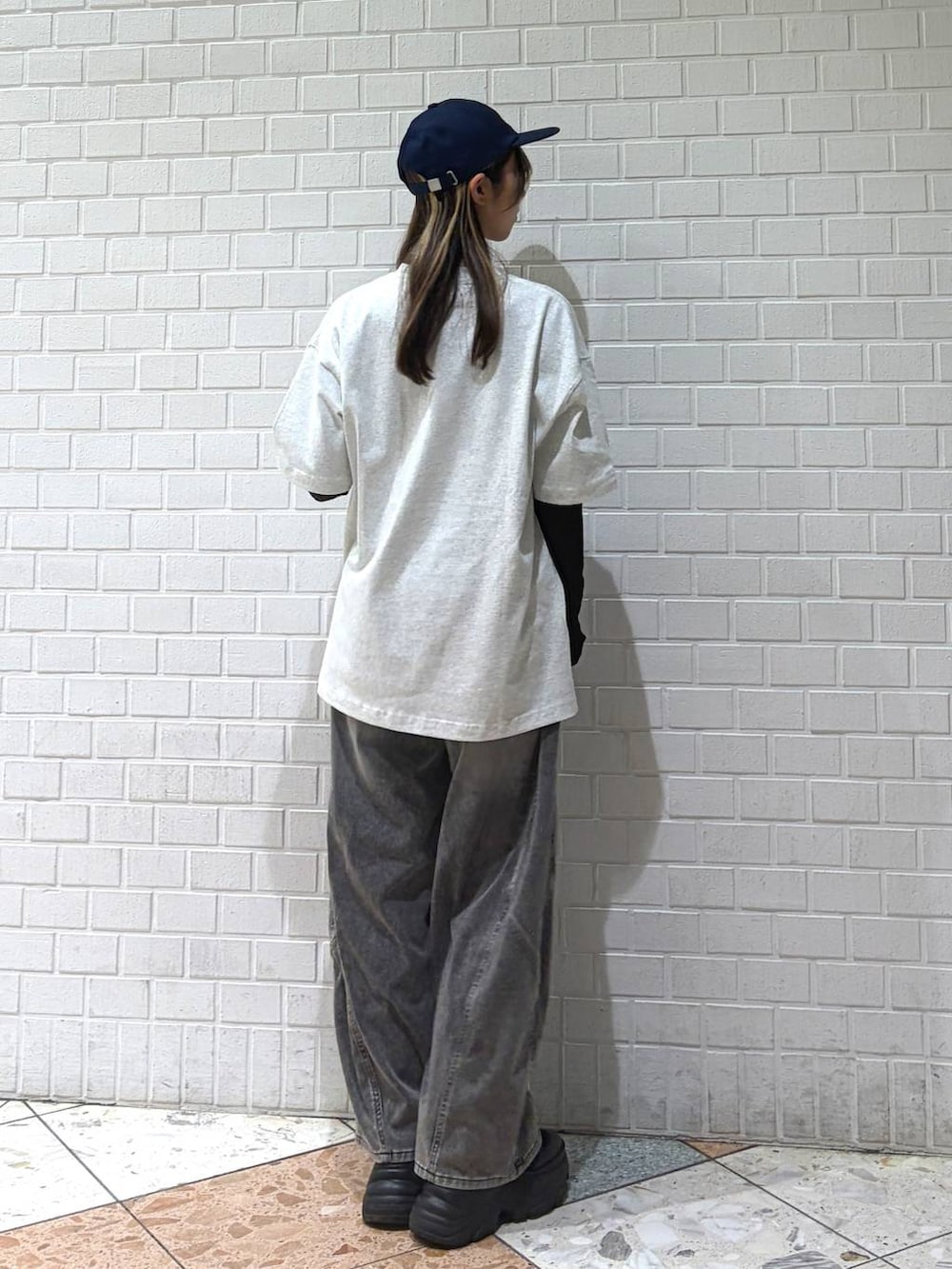 ブラック系のTシャツ/カットソー、グレー系のTシャツ/カットソー、ブラック系のデニムパンツを着用したレディースの春コーディネートの2枚目の写真