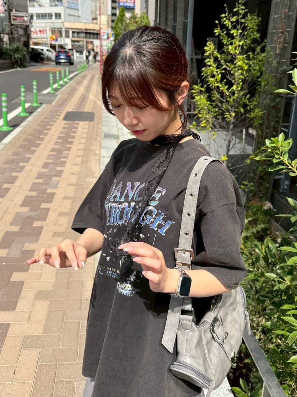 「骨格ウェーブ_PAGEBOY、PAGEBOY、骨格ウェーブ、着痩せ・細見え、ヘルシー、カジュアル、Tシャツ、春コーデ、バッグ、サンダル、スカート、春めき満開コーデ、レース、ボウタイ、フリルスカート」｜「PAGEBOYのハーフムーンベルトショルダー（ショルダーバッグ、グレー系）」を使った、きゃぷさん（レディース・157cm）の春コーディネートの8枚目の写真