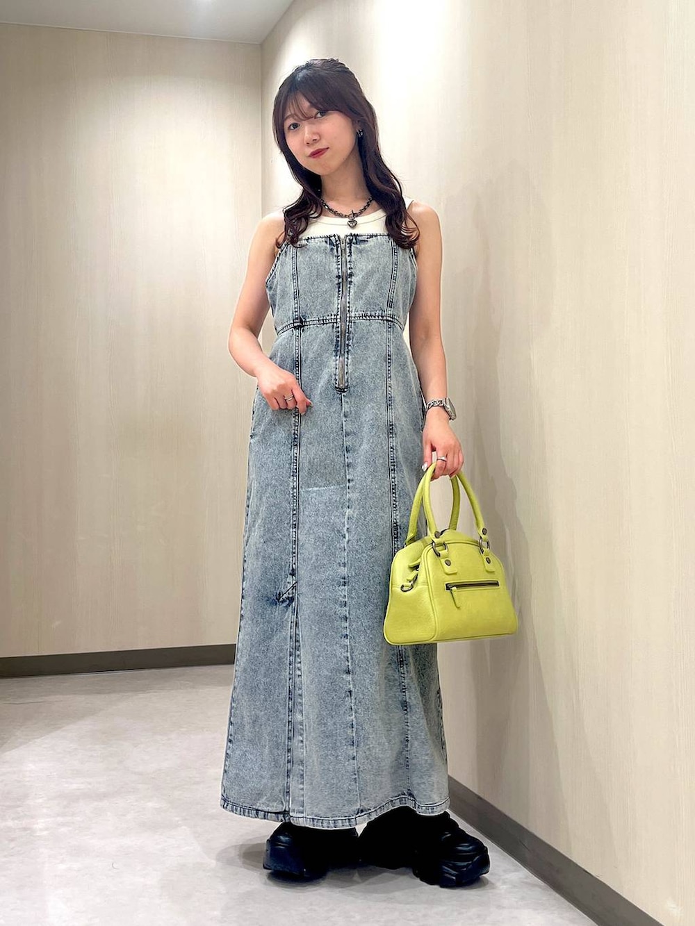 「着痩せ・細見え、ヘルシー、カジュアル、骨格ウェーブ、ワンピース、タンクトップ、スニーカー、バッグ、ショルダーバッグ、夏コーデ、ノースリーブ」｜「PAGEBOYのプラットチャンキースニーカー（スニーカー、ブラック系）」を使った、きゃぷさん（レディース・157cm）の夏コーディネートの5枚目の写真