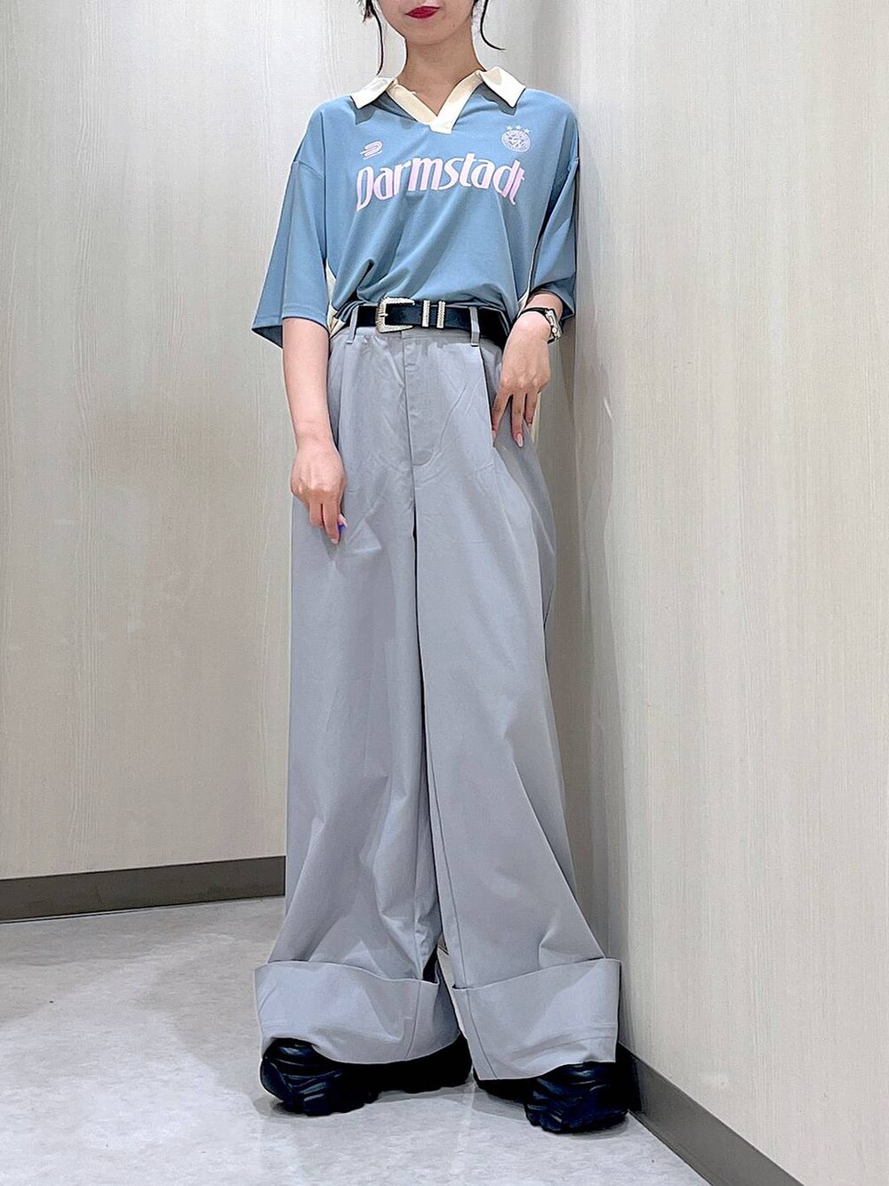 ブラック系のスニーカー、ホワイト系のTシャツ/カットソー、グレー系のその他パンツを着用したレディースの夏コーディネートの2枚目の写真