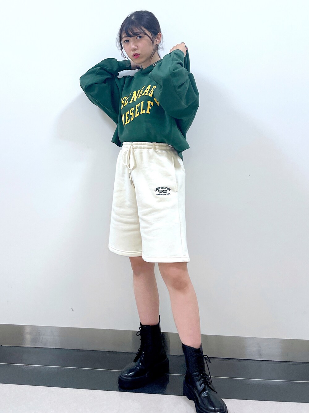 「休日スタイル、ブーツ、冬コーデ、グリーン、スウェットパンツ、ホワイトコーデ、ストリート、パーカー、ロゴパーカー、カジュアル、パンツスタイル、いいね、save、フォローお願いします🤑、ハーフパンツ、ショートパンツ、スウェット」｜「PBLIMの【PAGEBOYLIM】カレッジショートパーカー（パーカー、グリーン系）」を使った、きゃぷさん（レディース・157cm）の秋コーディネートの2枚目の写真