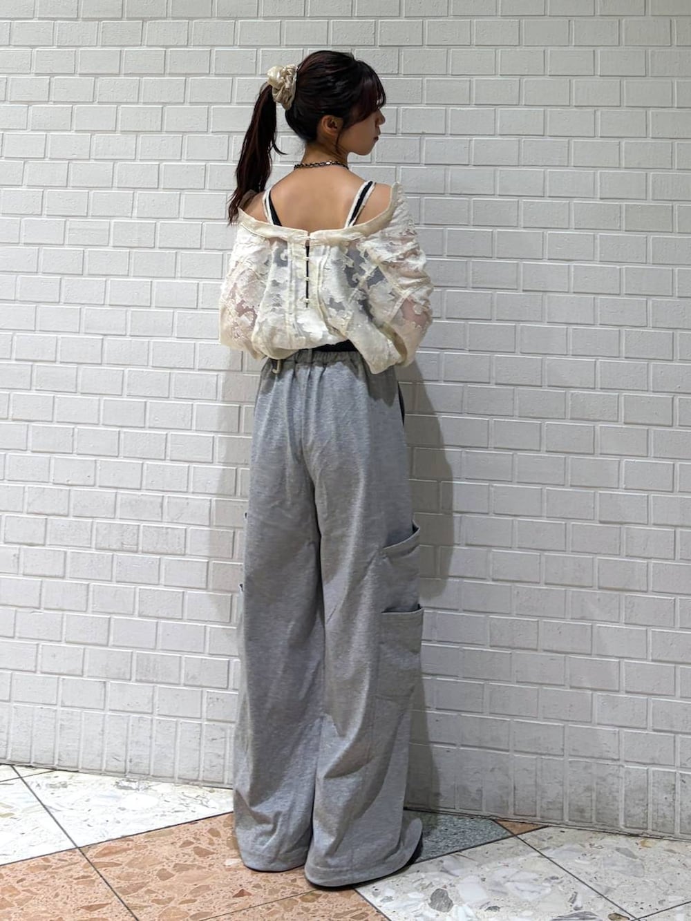 グレー系のスウェットパンツ、ホワイト系のシャツ/ブラウス、ブラック系のベルトを着用したレディースの夏コーディネートの3枚目の写真
