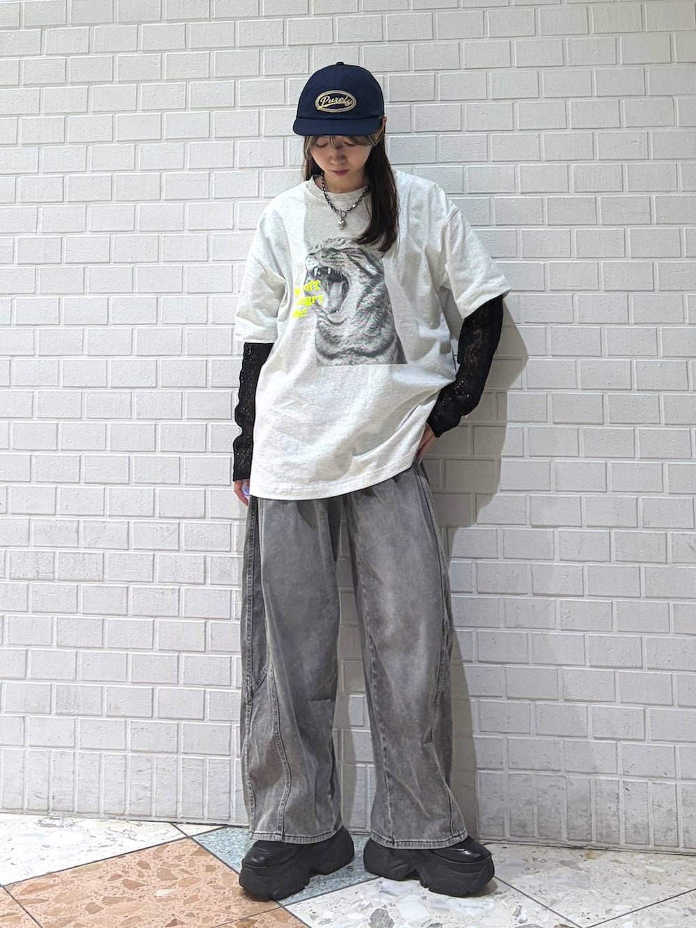 ブラック系のTシャツ/カットソー、グレー系のTシャツ/カットソー、ブラック系のデニムパンツを着用したレディースの春コーディネートの4枚目の写真