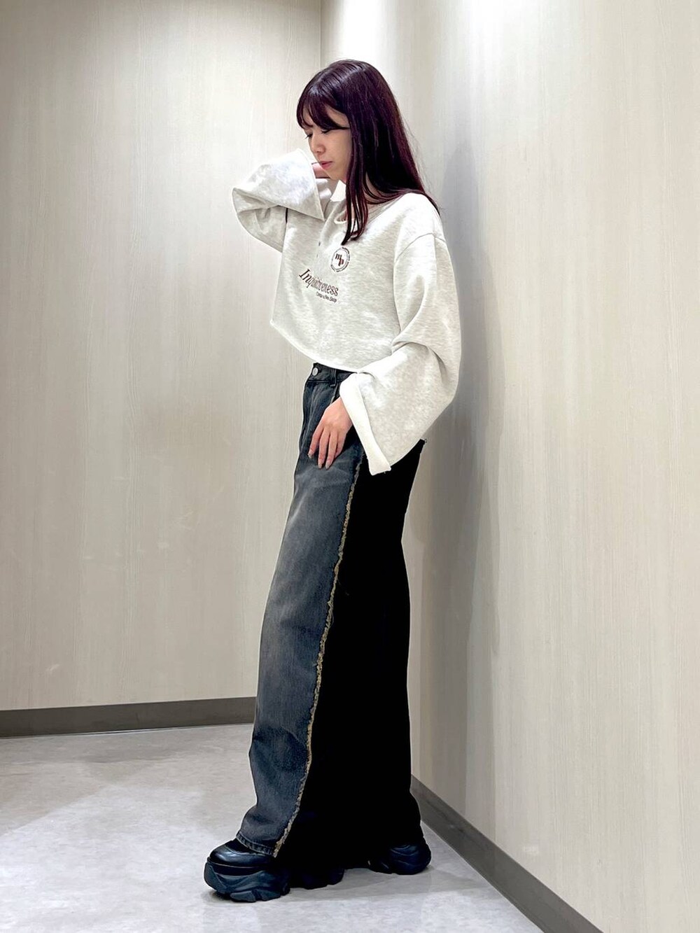 ブラック系のブーツ、ブラック系のデニムパンツ、ブラック系のブルゾンを着用したレディースの秋コーディネートの5枚目の写真