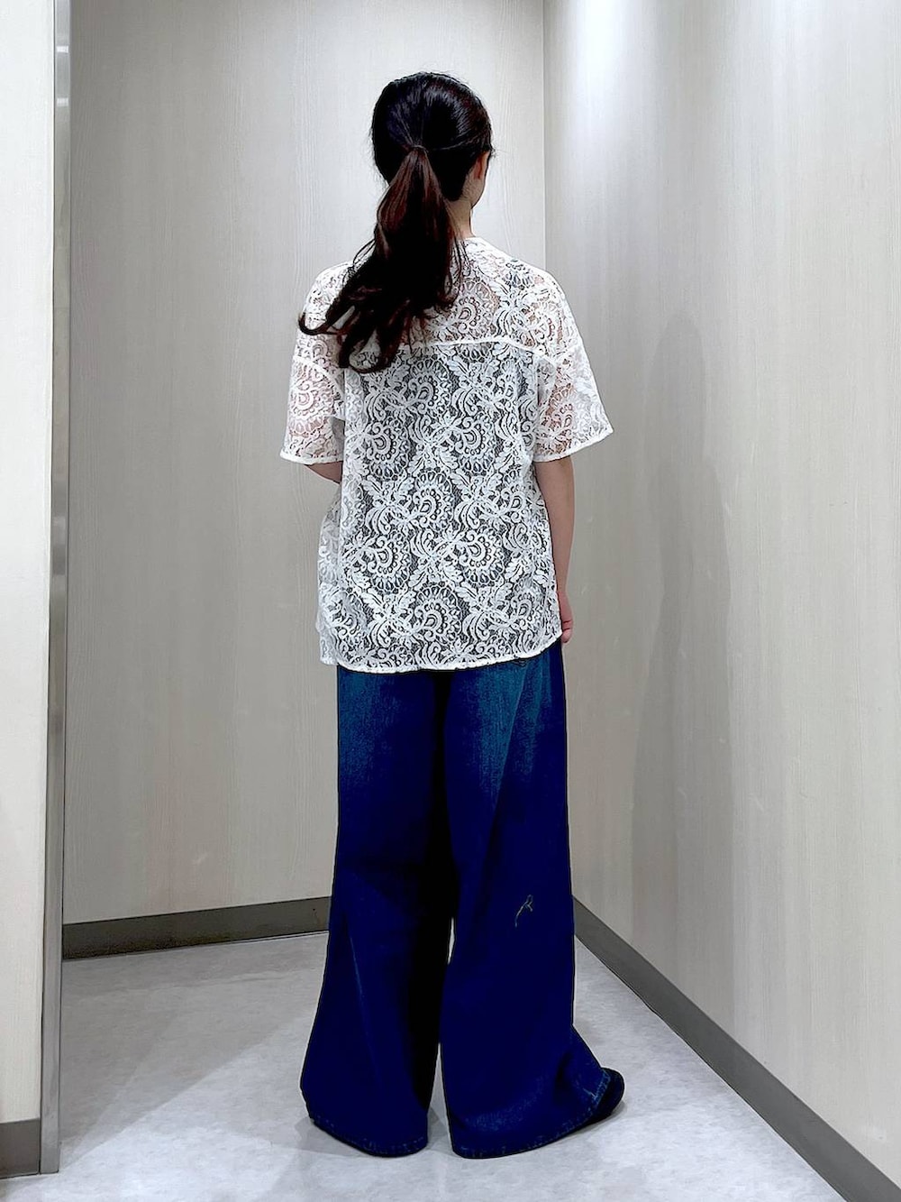 ホワイト系のシャツ/ブラウス、ブルー系のサロペット/オーバーオール、ブラック系のキャミソールを着用したレディースの夏コーディネートの3枚目の写真