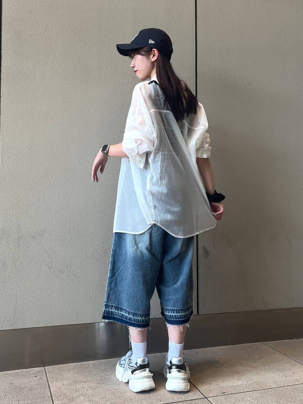 ホワイト系のシャツ/ブラウス、シルバー系のスニーカー、ブラック系のTシャツ/カットソーを着用したレディースの夏コーディネートの2枚目の写真