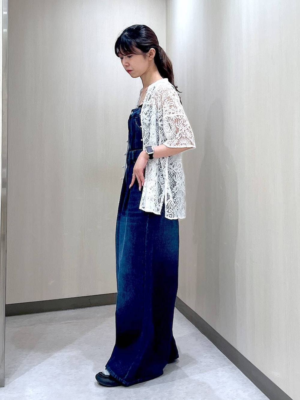 ホワイト系のシャツ/ブラウス、ブルー系のサロペット/オーバーオール、ブラック系のキャミソールを着用したレディースの夏コーディネートの4枚目の写真