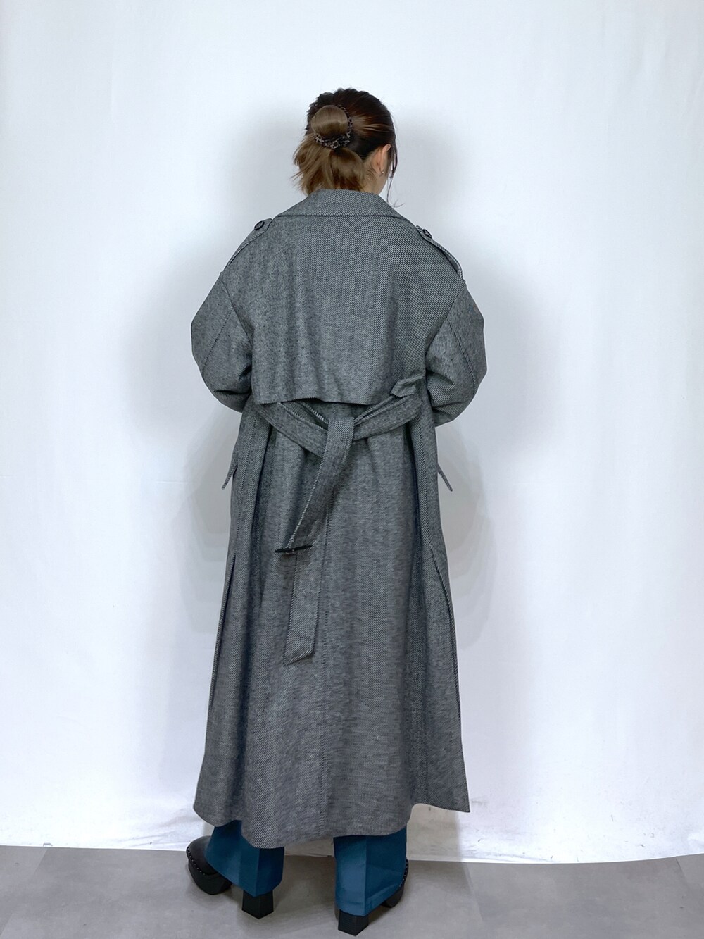 ブラック系のその他アウター、ホワイト系のTシャツ/カットソー、ブラック系のブーツを着用したレディースの冬コーディネートの5枚目の写真