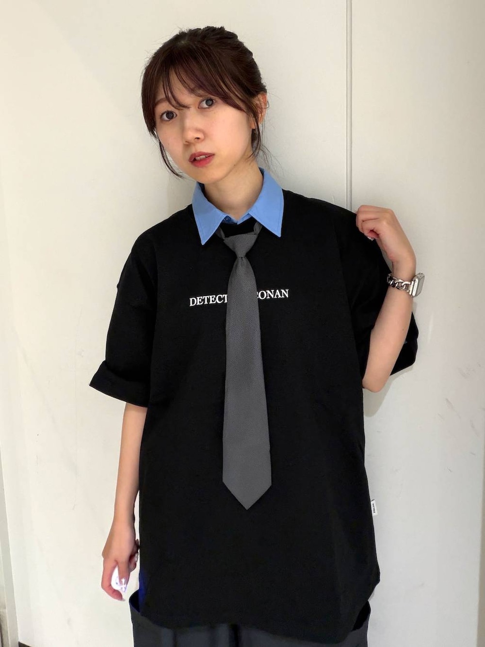 グレー系のその他パンツ、ブルー系のシャツ/ブラウスを着用したレディースの春コーディネートの8枚目の写真
