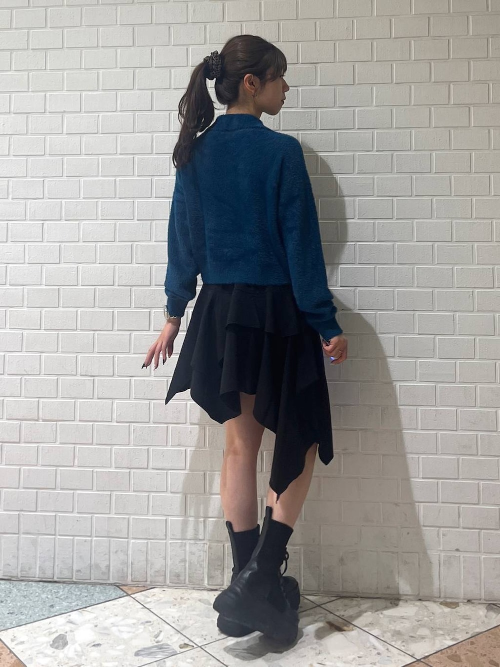 ブラック系のブーツ、ブラック系のベルトを着用したレディースの秋コーディネートの6枚目の写真