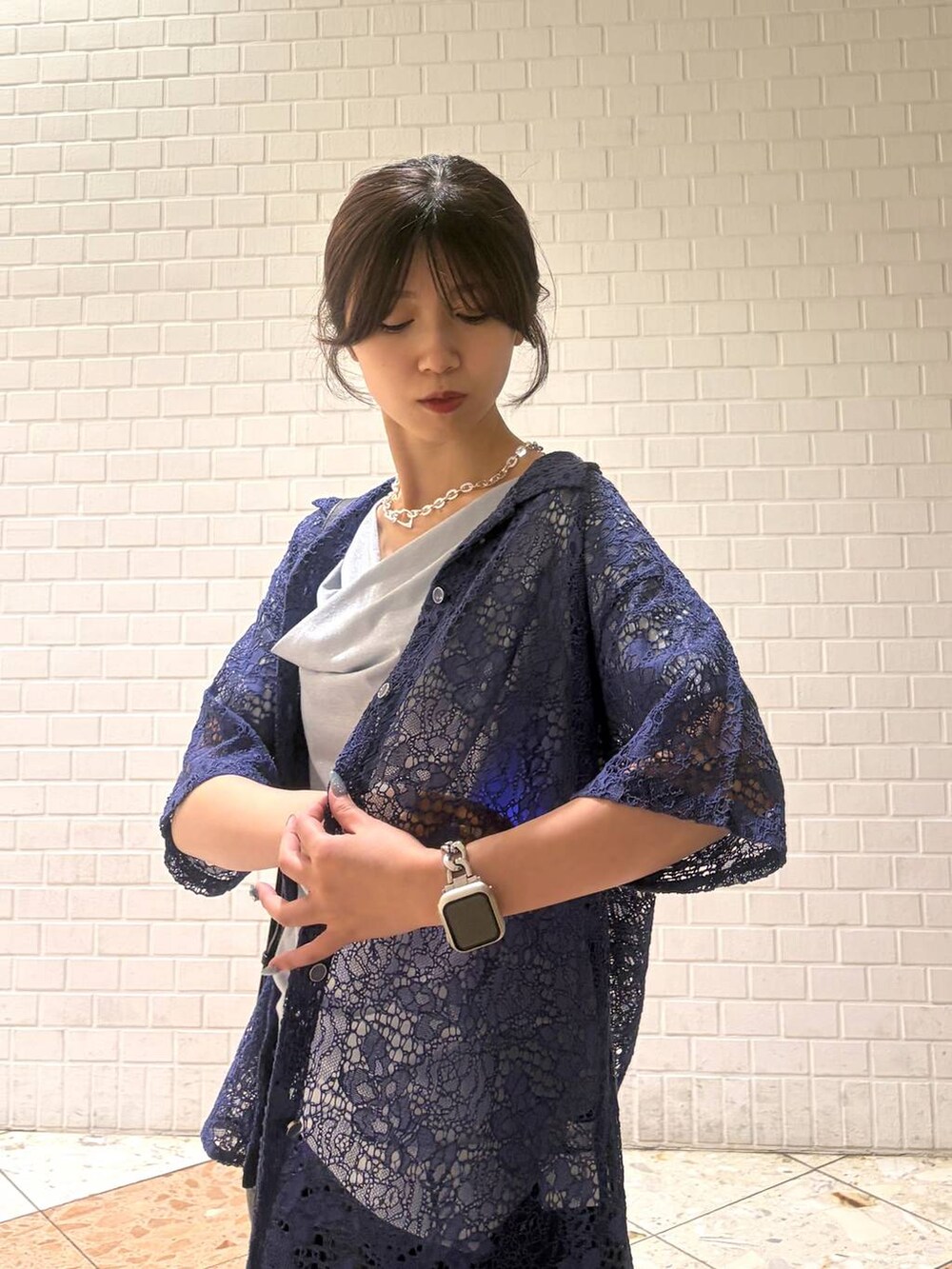 ブラック系のショルダーバッグ、ブルー系のシャツ/ブラウス、ブルー系のTシャツ/カットソーを着用したレディースの夏コーディネートの5枚目の写真