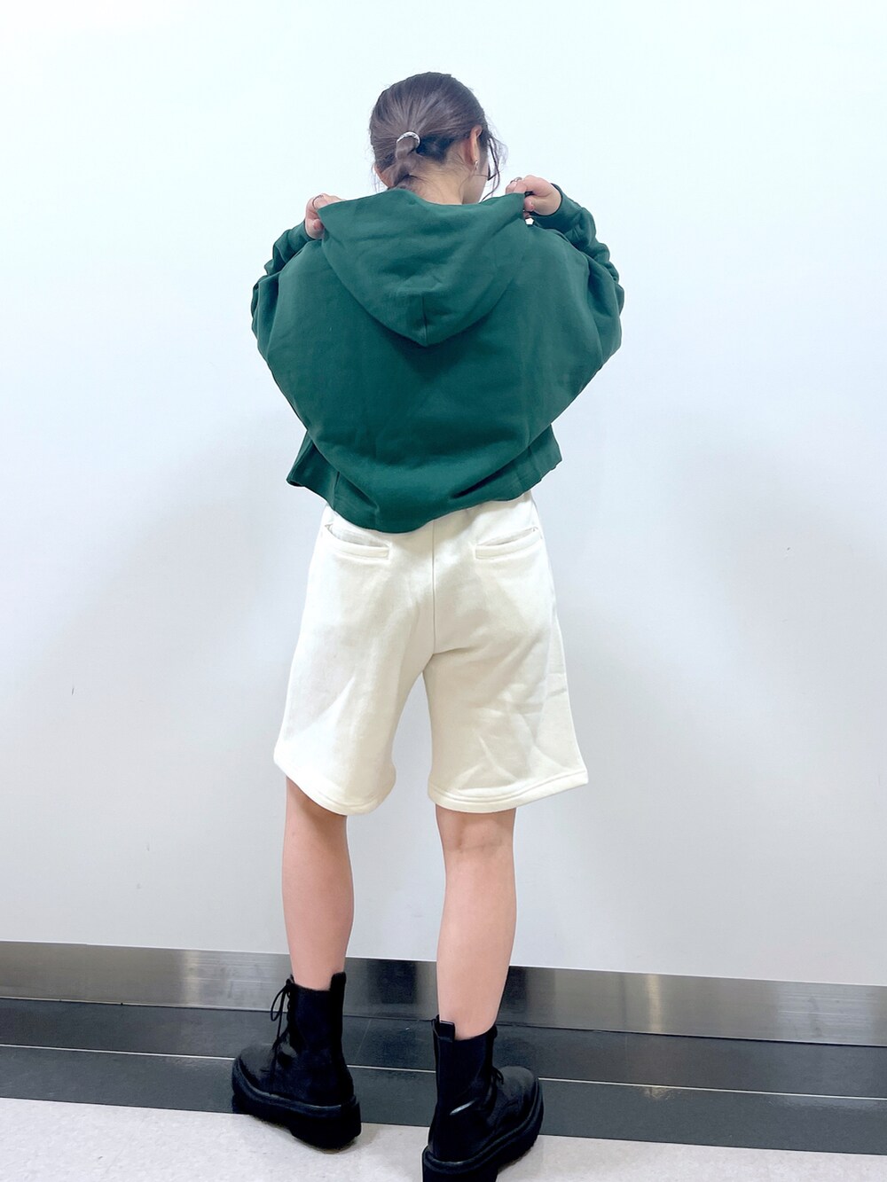 「休日スタイル、ブーツ、冬コーデ、グリーン、スウェットパンツ、ホワイトコーデ、ストリート、パーカー、ロゴパーカー、カジュアル、パンツスタイル、いいね、save、フォローお願いします🤑、ハーフパンツ、ショートパンツ、スウェット」｜「PBLIMの【PAGEBOYLIM】カレッジショートパーカー（パーカー、グリーン系）」を使った、きゃぷさん（レディース・157cm）の秋コーディネートの3枚目の写真