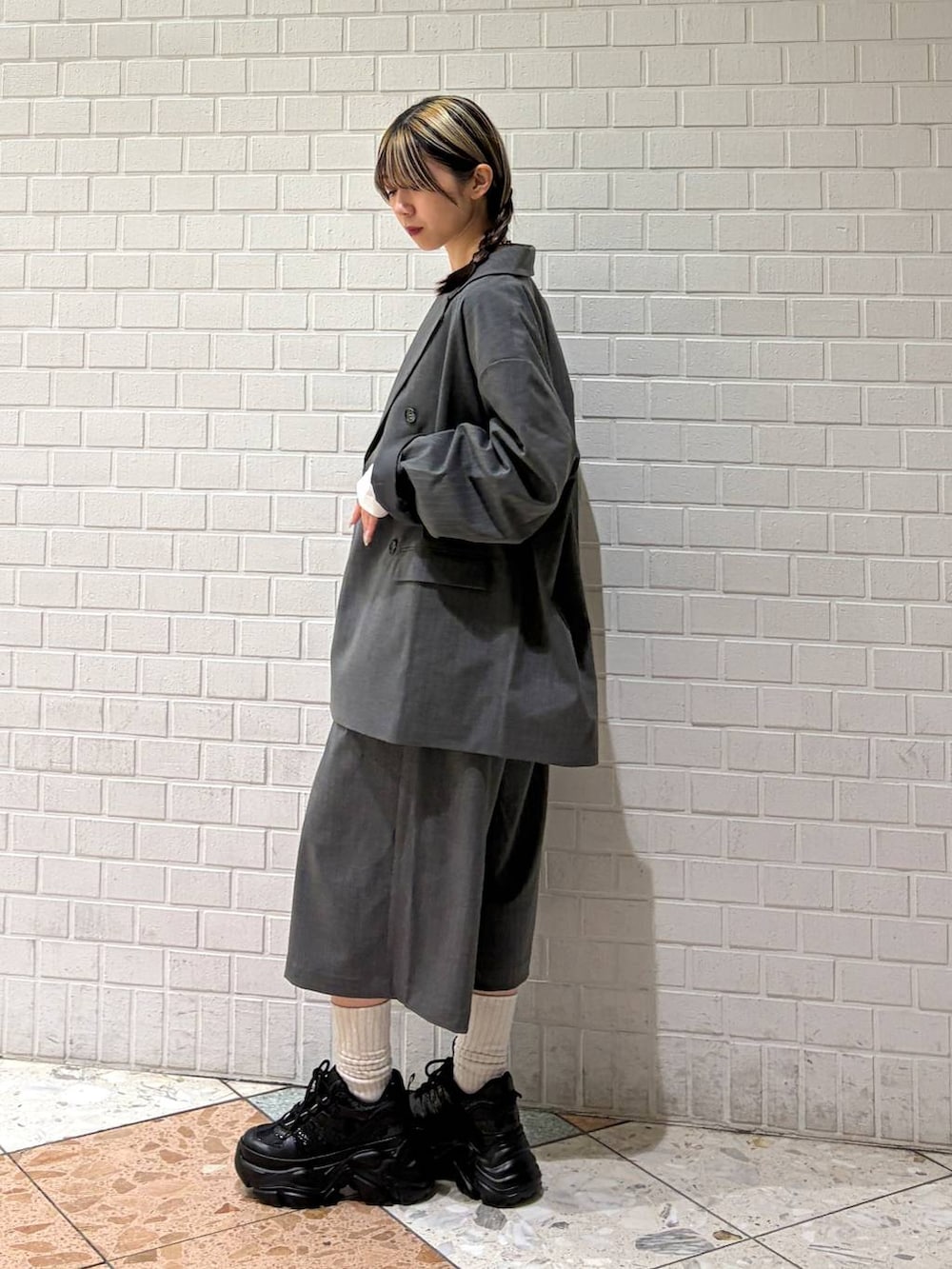 ホワイト系のスニーカー、ホワイト系のTシャツ/カットソー、グレー系のテーラードジャケットを着用したレディースの春コーディネートの3枚目の写真