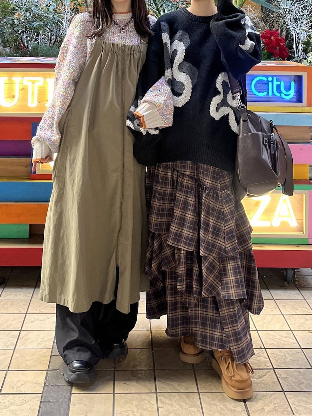 ブラック系のブーツ、イエロー系のモカシン/デッキシューズ、ブラウン系のボストンバッグを着用したレディースの冬コーディネートの5枚目の写真