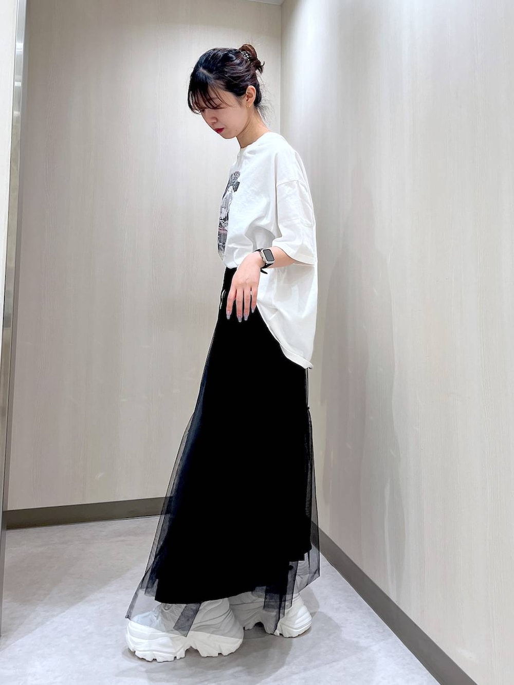 「骨格ウェーブ、骨格ウェーブ_PAGEBOY、着痩せ・細見え、きれいめ、カジュアル、Tシャツ、スカート、ロングスカート、スニーカー、PAGEBOY」｜「PAGEBOYのカーロックプリントT（Tシャツ/カットソー、ホワイト系）」を使った、きゃぷさん（レディース・157cm）の春コーディネートの2枚目の写真