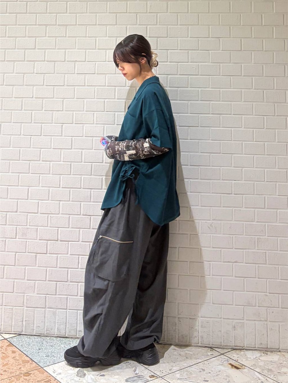 グレー系のカーゴパンツ、グリーン系のシャツ/ブラウス、グレー系のTシャツ/カットソーを着用したレディースの夏コーディネートの7枚目の写真