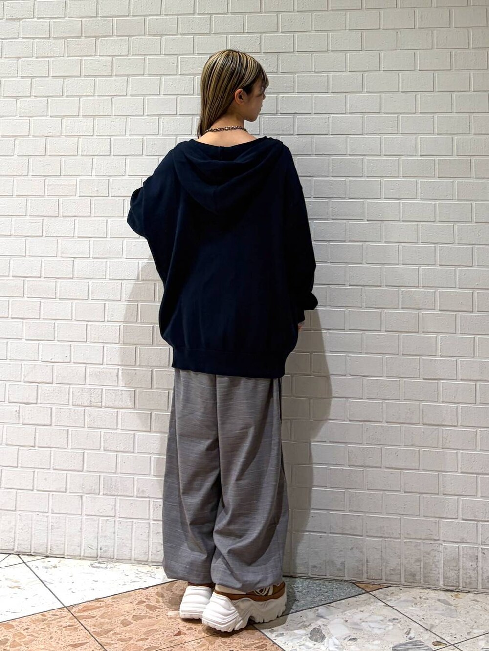 ベージュ系のスニーカー、ブルー系のパーカー、グレー系のその他パンツを着用したレディースの春コーディネートの6枚目の写真