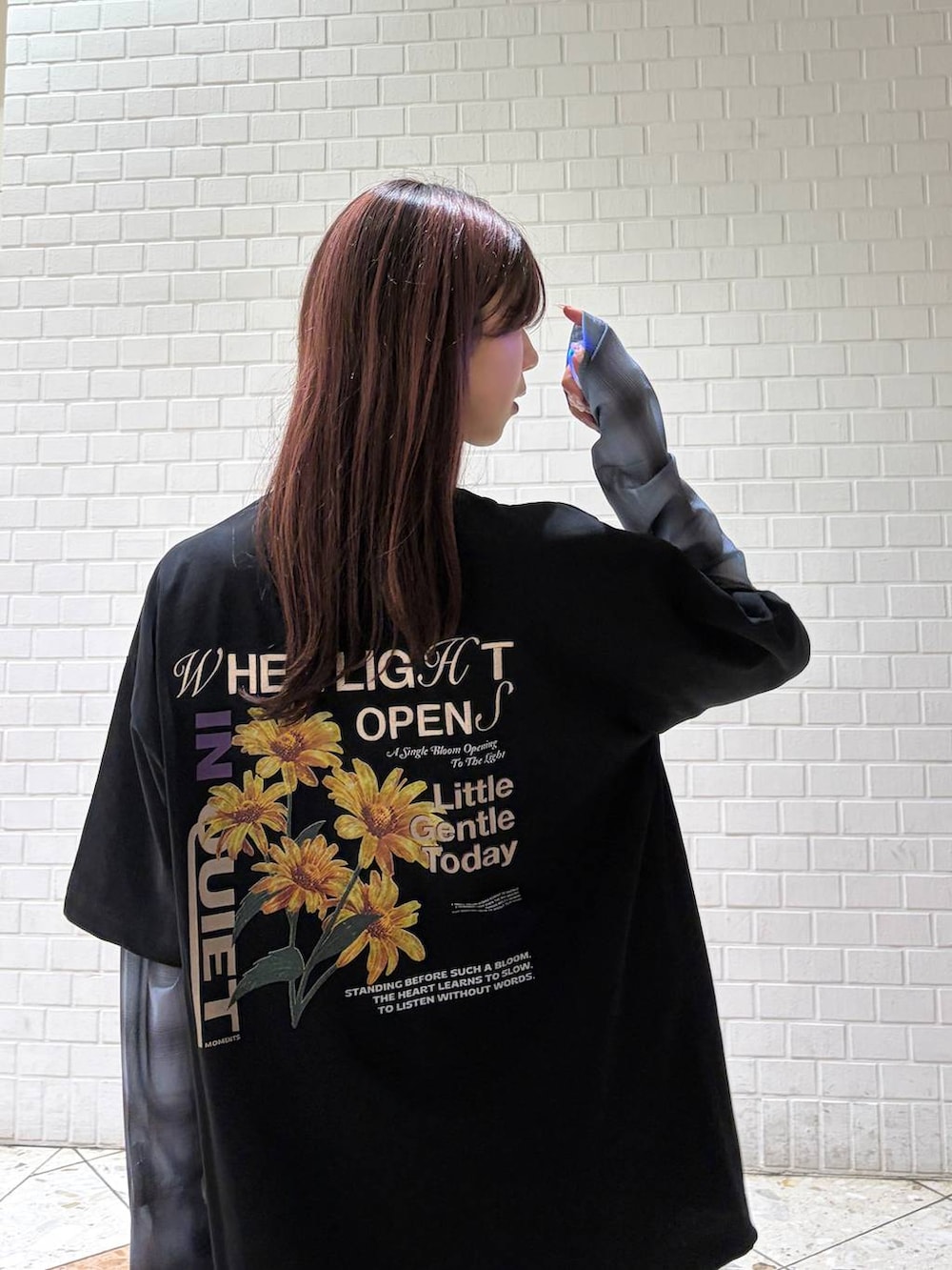 ブラック系のデニムパンツ、ブラック系のTシャツ/カットソー、ブルー系のTシャツ/カットソーを着用したレディースの夏コーディネートの5枚目の写真