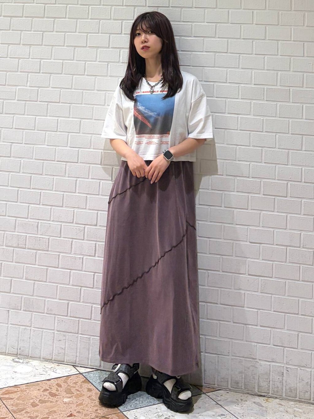 ホワイト系のTシャツ/カットソーを着用したレディースの春コーディネートの3枚目の写真