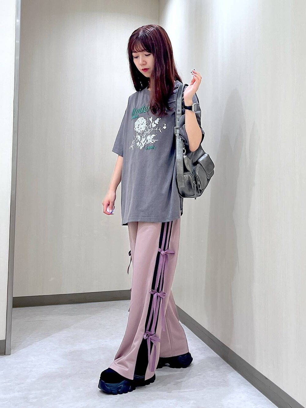 ピンク系のその他パンツ、ブラック系のスニーカー、グレー系のTシャツ/カットソーを着用したレディースの秋コーディネートの2枚目の写真