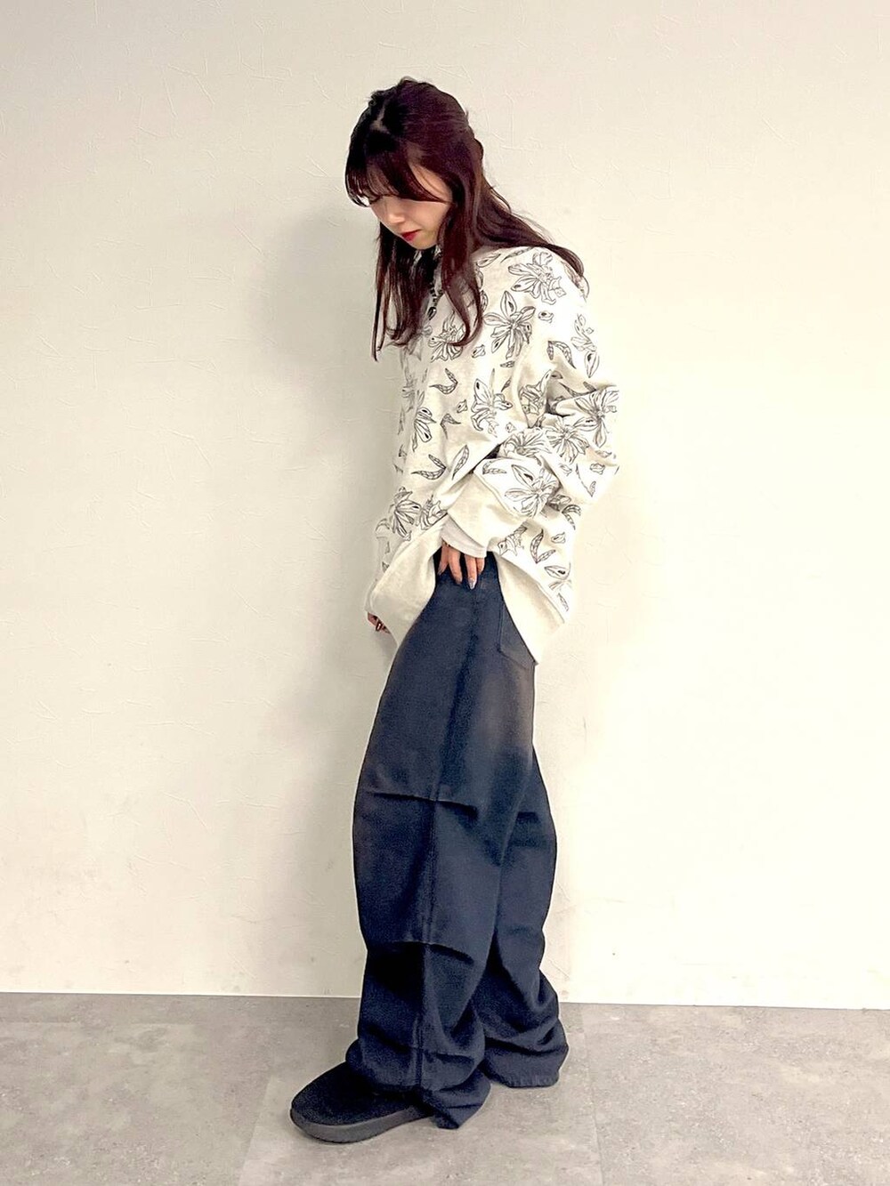 ブルー系のデニムパンツ、グレー系のスウェット、ブラック系のネックレスを着用したレディースの冬コーディネートの2枚目の写真