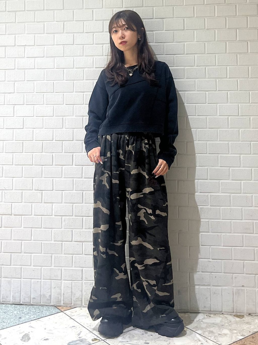 ブラック系のブーツ、その他のスウェットパンツ、グレー系のスウェットを着用したレディースの秋コーディネートの4枚目の写真