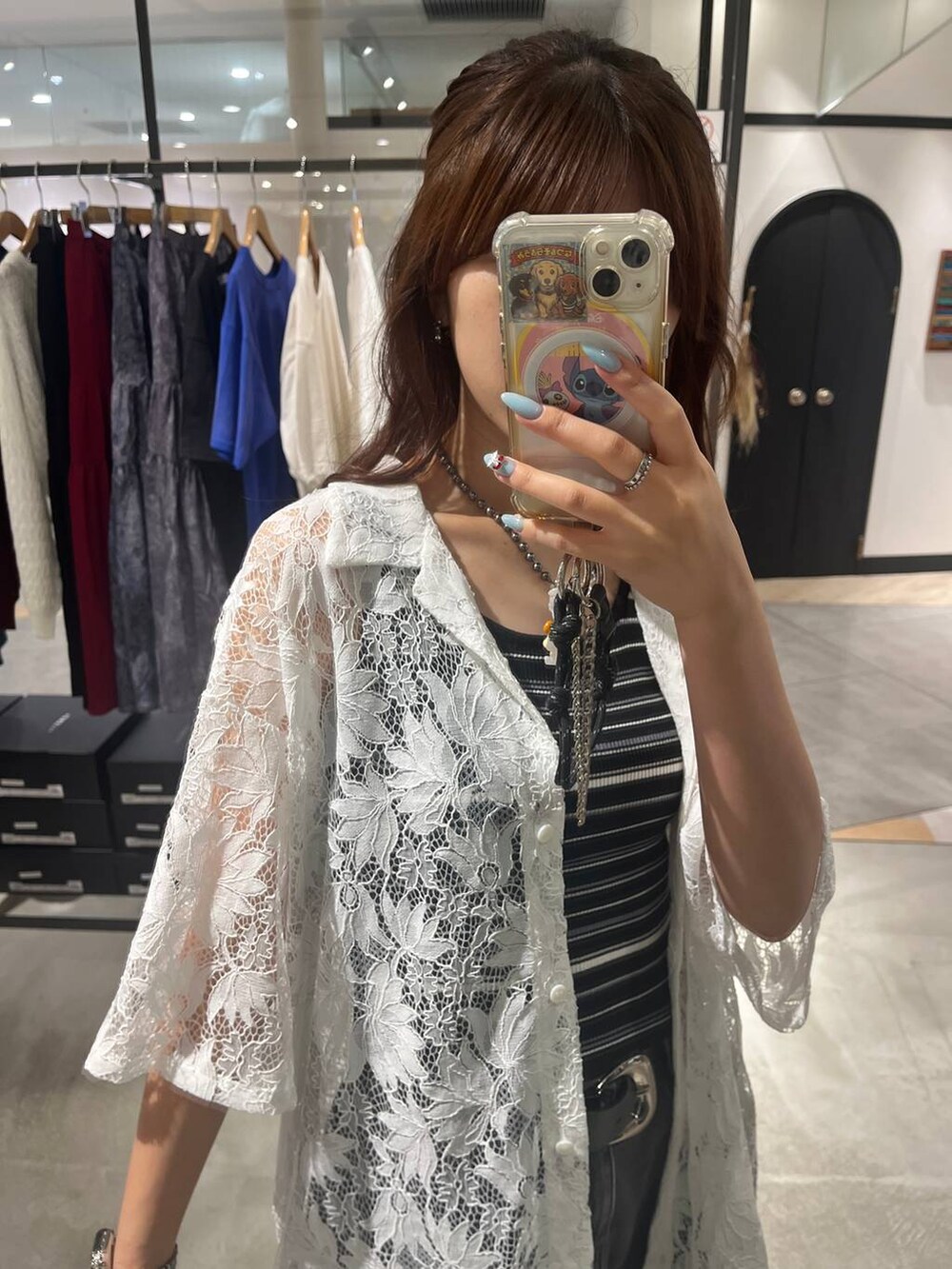 ブラック系のデニムパンツ、ホワイト系のシャツ/ブラウス、ブラック系のTシャツ/カットソーを着用したレディースの夏コーディネートの2枚目の写真