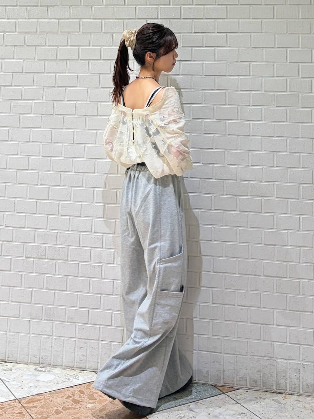 グレー系のスウェットパンツ、ホワイト系のシャツ/ブラウス、ブラック系のベルトを着用したレディースの夏コーディネートの8枚目の写真