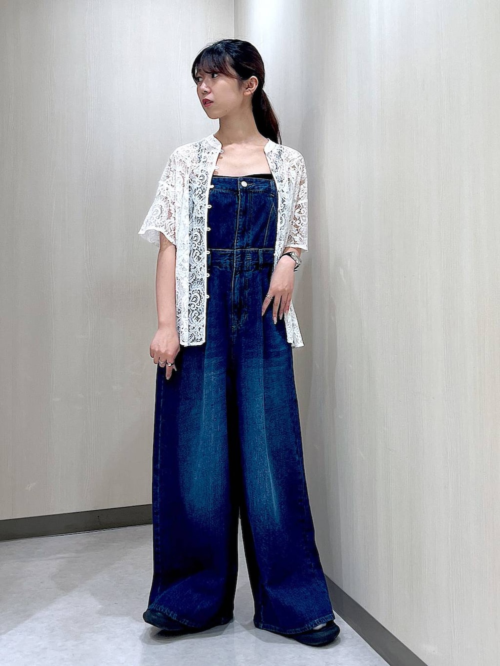 ホワイト系のシャツ/ブラウス、ブルー系のサロペット/オーバーオール、ブラック系のキャミソールを着用したレディースの夏コーディネートの2枚目の写真