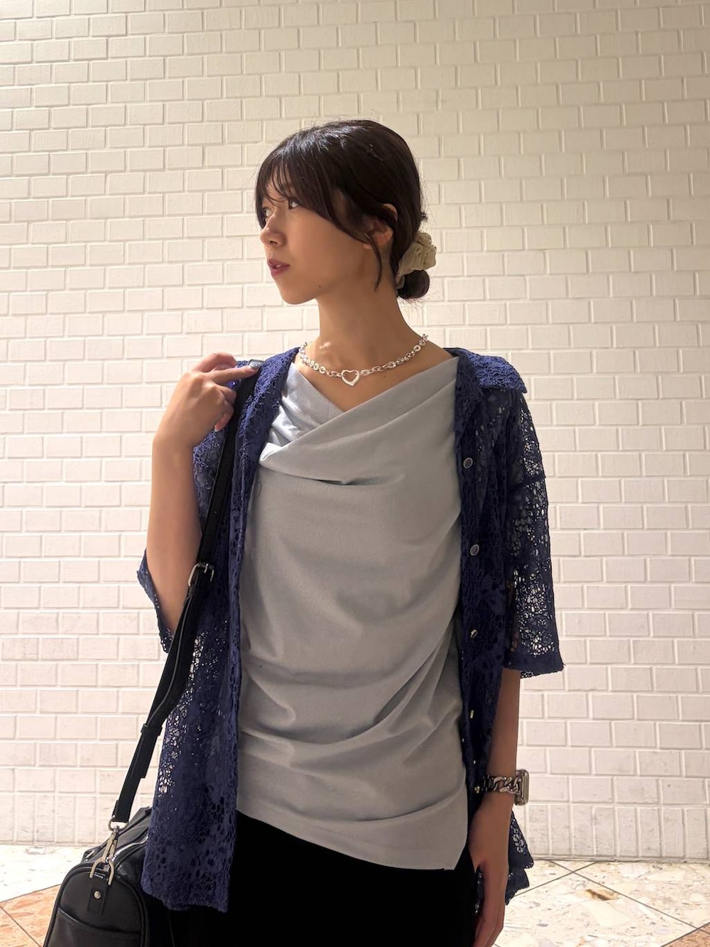 ブラック系のショルダーバッグ、ブルー系のシャツ/ブラウス、ブルー系のTシャツ/カットソーを着用したレディースの夏コーディネートの2枚目の写真