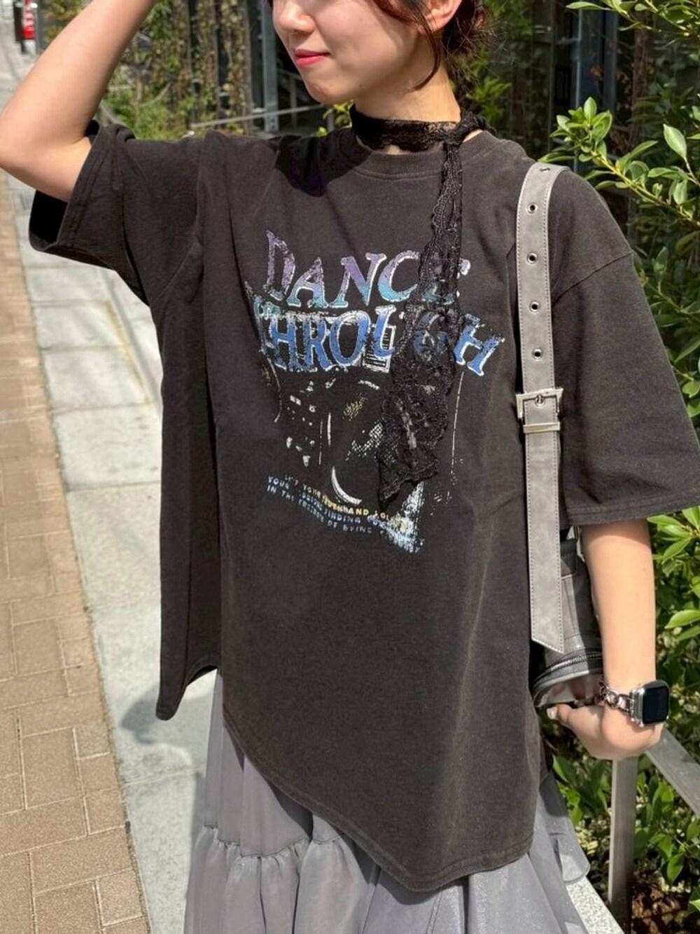 「骨格ウェーブ_PAGEBOY、PAGEBOY、骨格ウェーブ、着痩せ・細見え、ヘルシー、カジュアル、Tシャツ、春コーデ、バッグ、サンダル、スカート、春めき満開コーデ、レース、ボウタイ、フリルスカート」｜「PAGEBOYのハーフムーンベルトショルダー（ショルダーバッグ、グレー系）」を使った、きゃぷさん（レディース・157cm）の春コーディネートの6枚目の写真