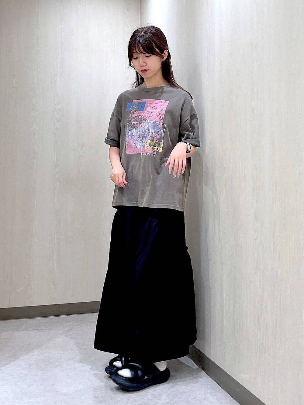 グレー系のTシャツ/カットソー、ブラック系のスカートを着用したレディースの夏コーディネートの4枚目の写真