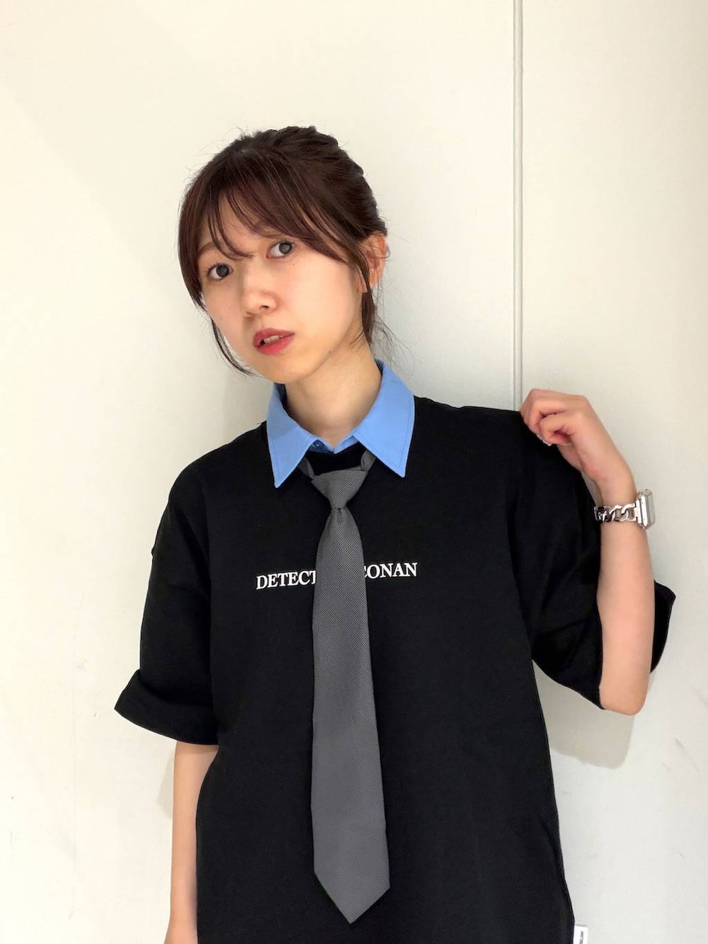 グレー系のその他パンツ、ブルー系のシャツ/ブラウスを着用したレディースの春コーディネートの3枚目の写真
