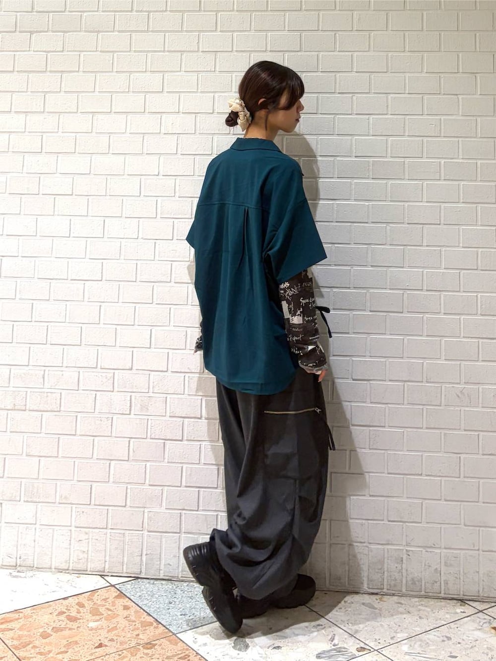 グレー系のカーゴパンツ、グリーン系のシャツ/ブラウス、グレー系のTシャツ/カットソーを着用したレディースの夏コーディネートの8枚目の写真