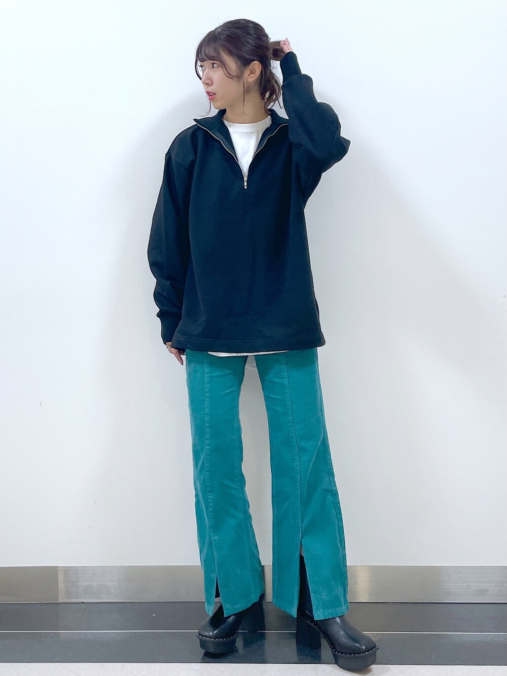 ブラック系のスウェット、ホワイト系のTシャツ/カットソー、グリーン系のその他パンツを着用したレディースの冬コーディネートの2枚目の写真