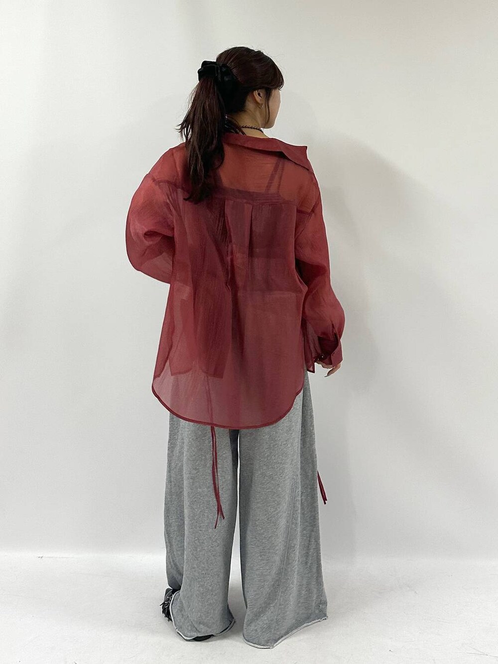 レッド系のシャツ/ブラウス、グレー系のスウェットパンツ、ブラック系のネックレスを着用したレディースの夏コーディネートの2枚目の写真