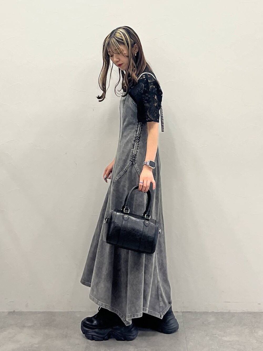 ブラック系のスニーカー、ブラック系のシャツ/ブラウス、ブラック系のボストンバッグを着用したレディースの冬コーディネートの3枚目の写真