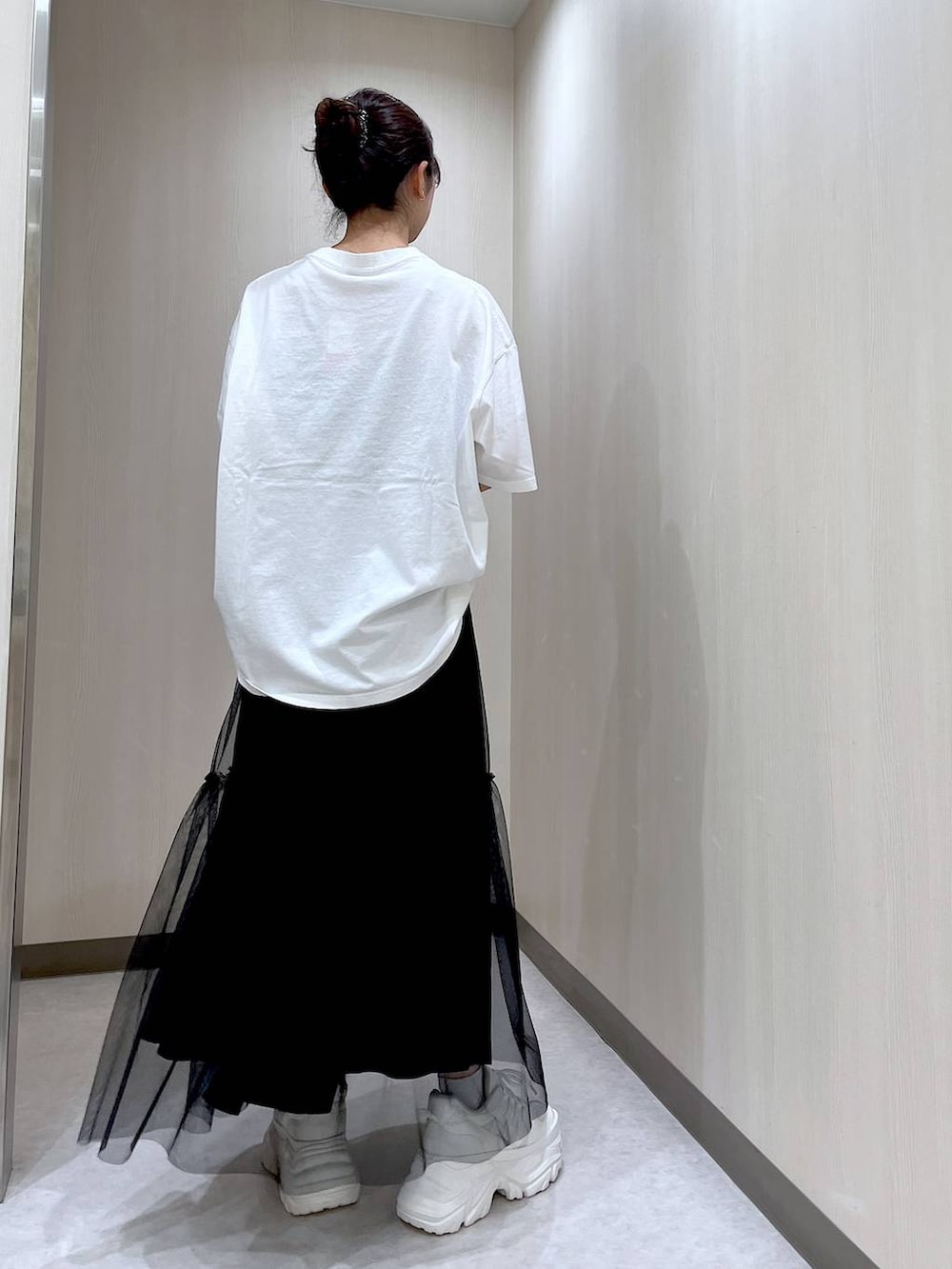 「骨格ウェーブ、骨格ウェーブ_PAGEBOY、着痩せ・細見え、きれいめ、カジュアル、Tシャツ、スカート、ロングスカート、スニーカー、PAGEBOY」｜「PAGEBOYのカーロックプリントT（Tシャツ/カットソー、ホワイト系）」を使った、きゃぷさん（レディース・157cm）の春コーディネートの3枚目の写真
